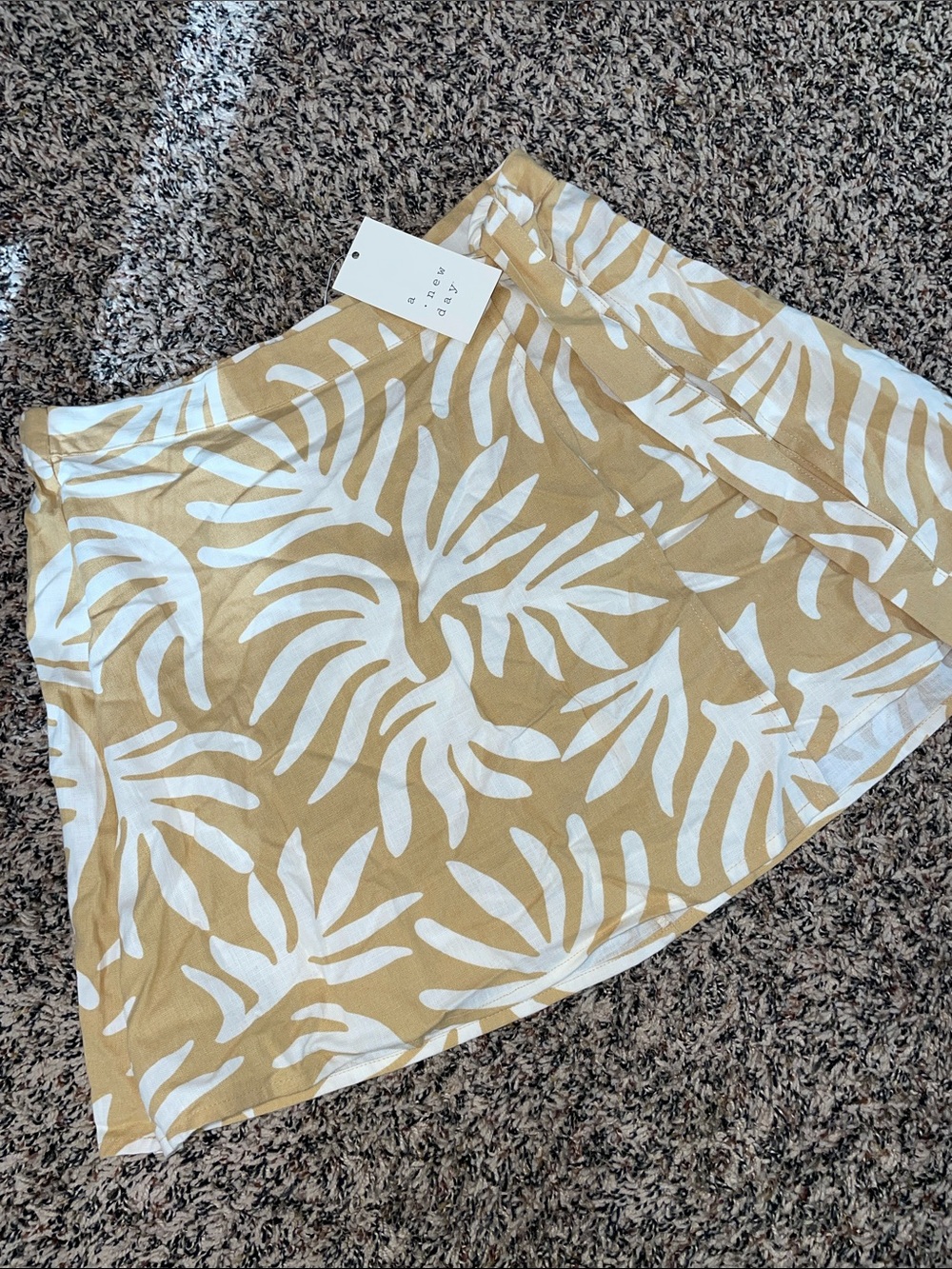 a new day Tan and White Leaf-Print Tie-Waist Mini Skirt Var Sizes | NWT - Picture 2 of 5